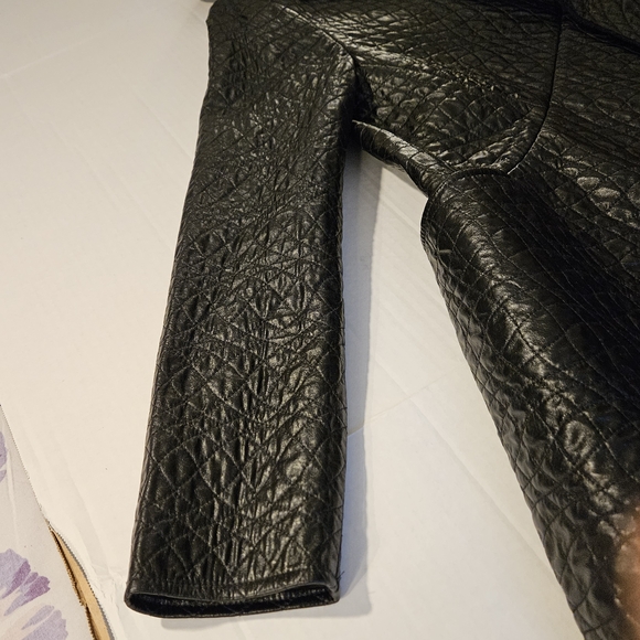 Luxurious Black Quilted Jacket - Picture 7 of 15